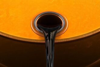 تراجع النفط أكثر من 2% مع مخاوف تخمة المعروض وترقب اتفاق سلام في أوكرانيا