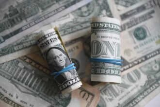 رجل أعمال أمريكي يمنح موظفيه 240 مليون دولار بعد بيع شركته