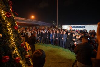 إضاءة شجرة عيد الميلاد في الزرقاء بحضور وزير السياحة والآثار