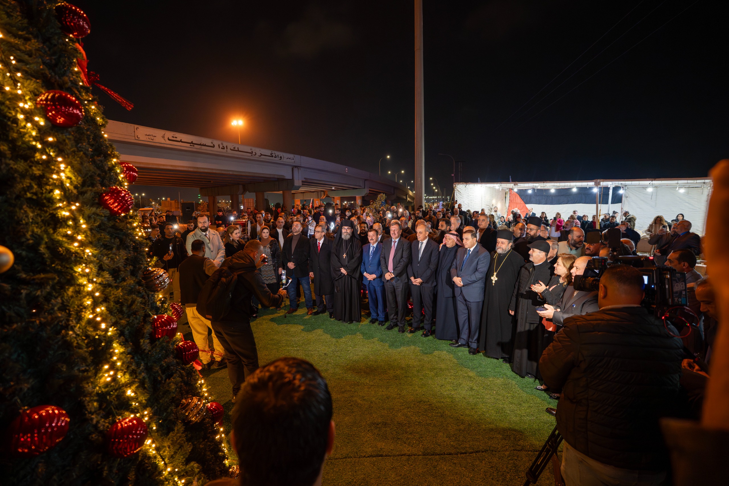 صورة حول : إضاءة شجرة عيد الميلاد في الزرقاء بحضور وزير السياحة والآثار إضاءة شجرة عيد الميلاد في الزرقاء بحضور وزير السياحة والآثار