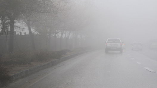 انخفاض مدى الرؤية إلى أقل من 100 متر في رأس منيف بسبب الضباب