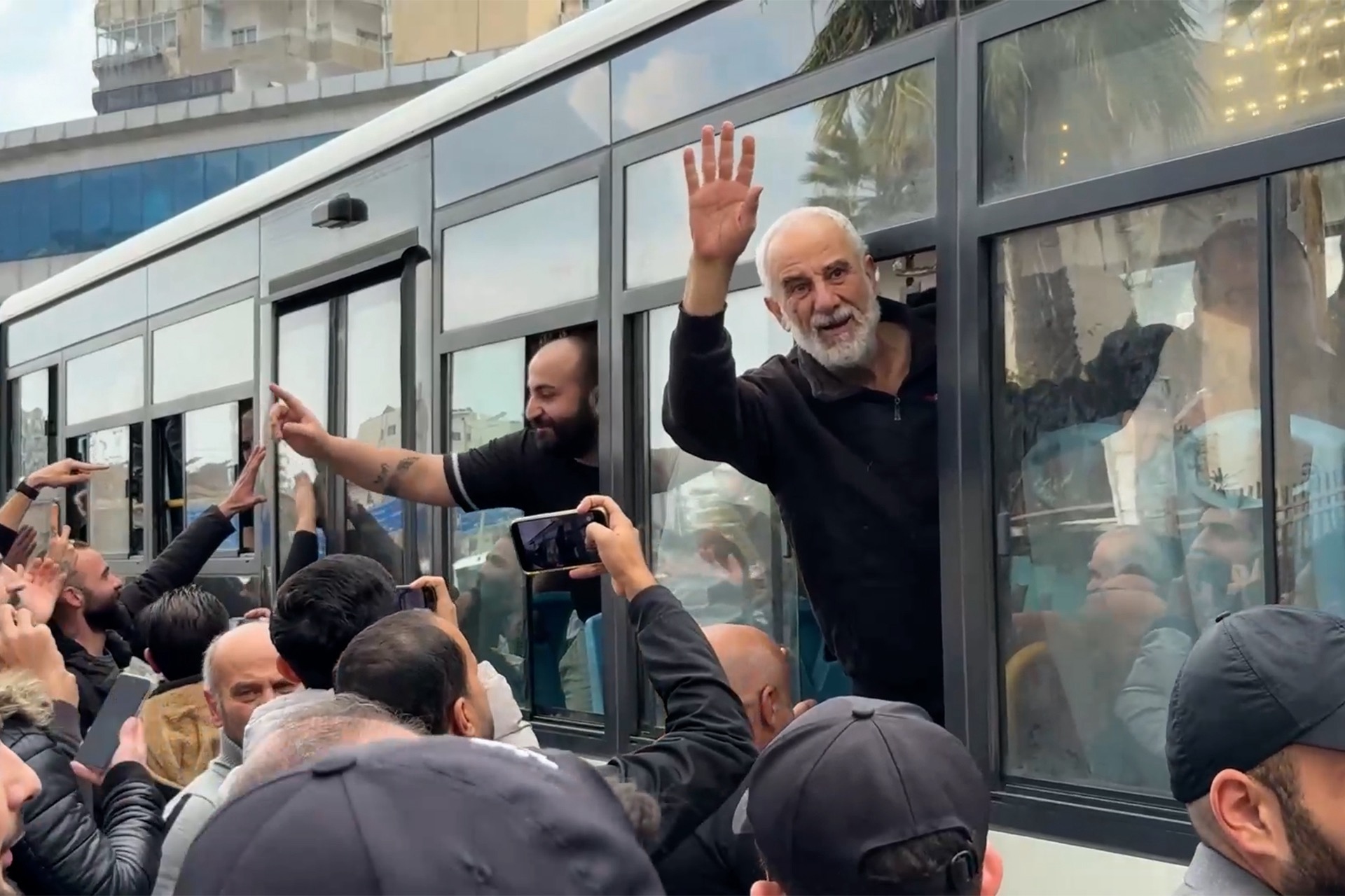 السلطات السورية تطلق سراح عسكريين من النظام السابق وتواصل ملاحقة الفارين