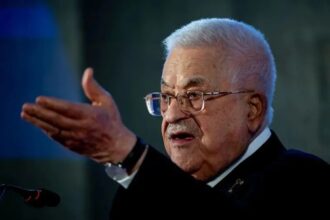 جدل المخصصات الفلسطينية يعيق أي دور للسلطة في حكم غزة بعد الحرب