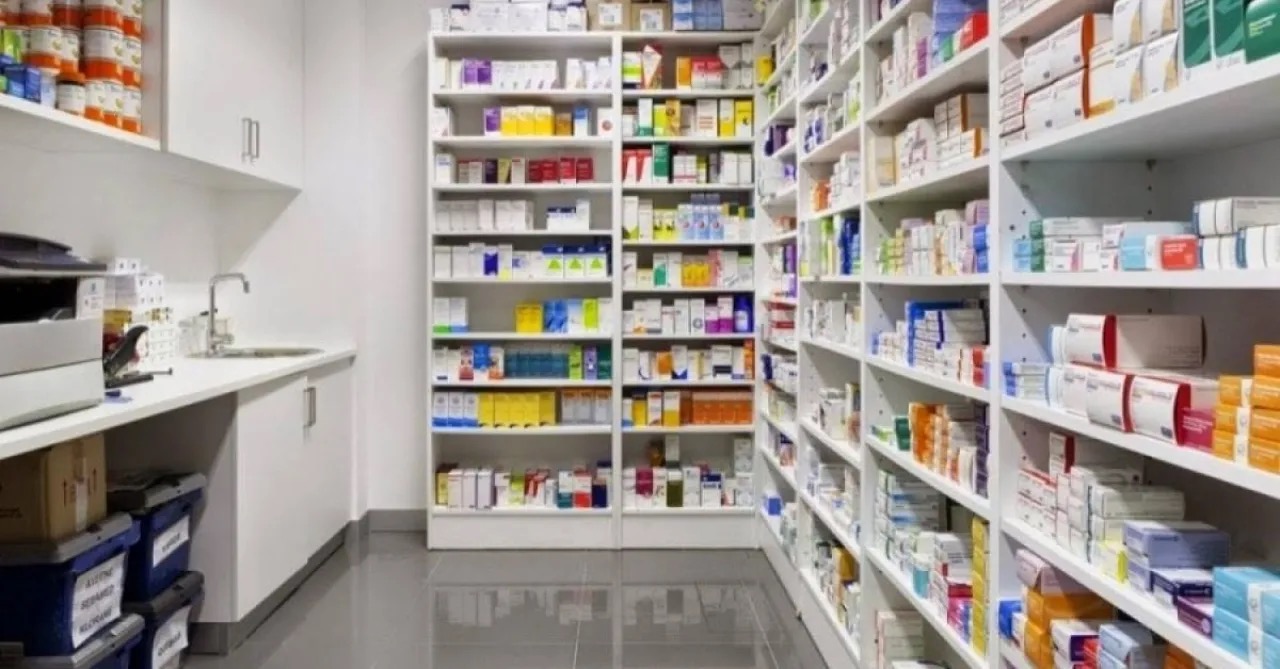 وزير الصحة الكويتي يصدر قرارًا بإغلاق صيدلية رويال وإلغاء ترخيصها