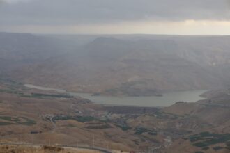 وزير المياه يتفقد سد الموجب بعد وصوله إلى سعته التخزينية الكاملة