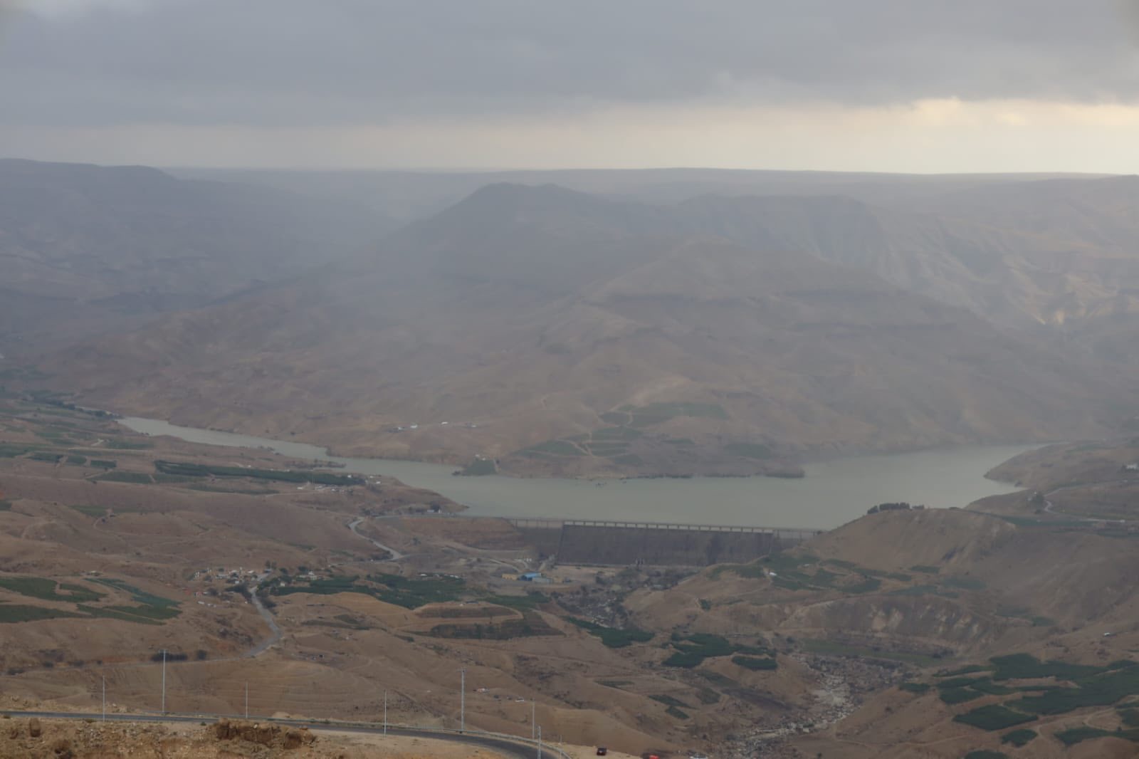 وزير المياه يتفقد سد الموجب بعد وصوله إلى سعته التخزينية الكاملة