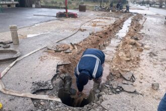 بلدية بني عبيد تغلق محلًا تجاريًا بسبب إعاقة عبّارات مياه الأمطار