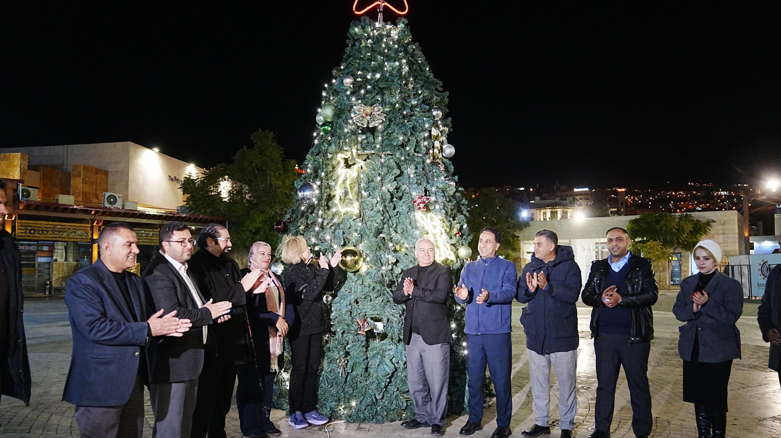 إضاءة شجرة عيد الميلاد في البترا رسالة سلام ووئام مجتمعي