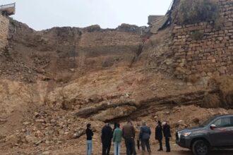 بلدية الكرك تعيد إغلاق الطريق المؤدي إلى المدينة القديمة بسبب الأحوال الجوية