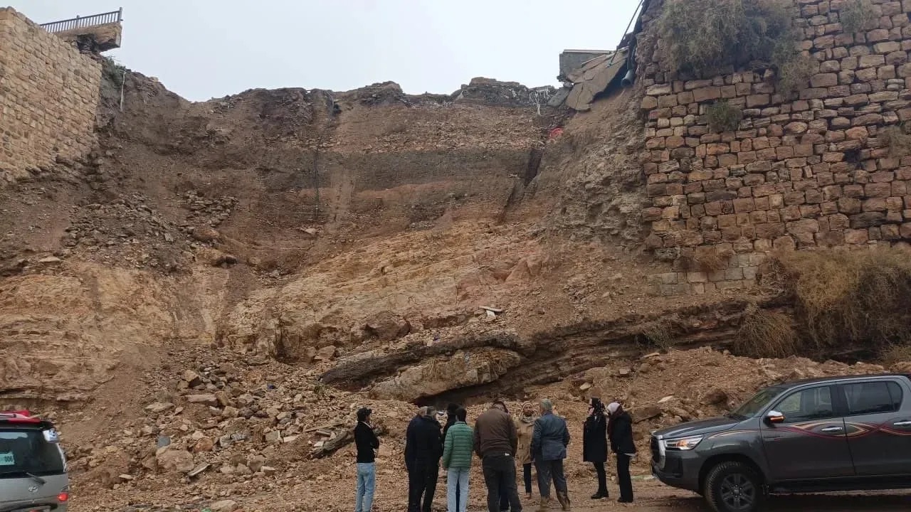 بلدية الكرك تعيد إغلاق الطريق المؤدي إلى المدينة القديمة بسبب الأحوال الجوية