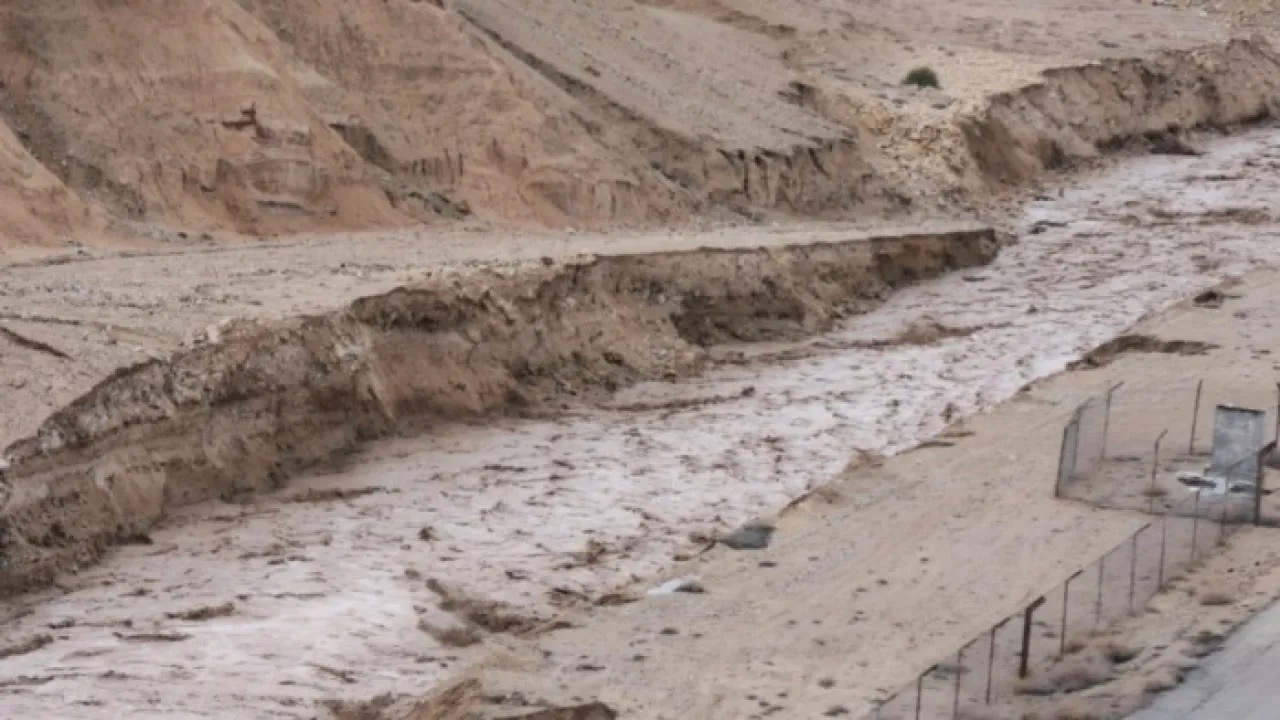 بلدية الكرك الكبرى تدعو المواطنين لعدم الخروج إلا للضرورة بسبب الأحوال الجوية