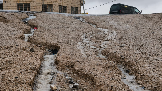 إغلاق طريق وادي عربة بعد انجراف جزء منه وفريق الأشغال يباشر الحلول العاجلة