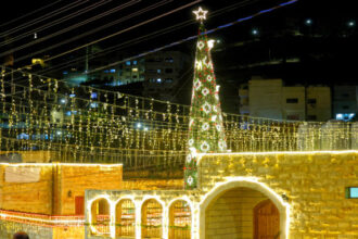 وزير الإدارة المحلية يرعى إضاءة شجرة عيد الميلاد في الفحيص