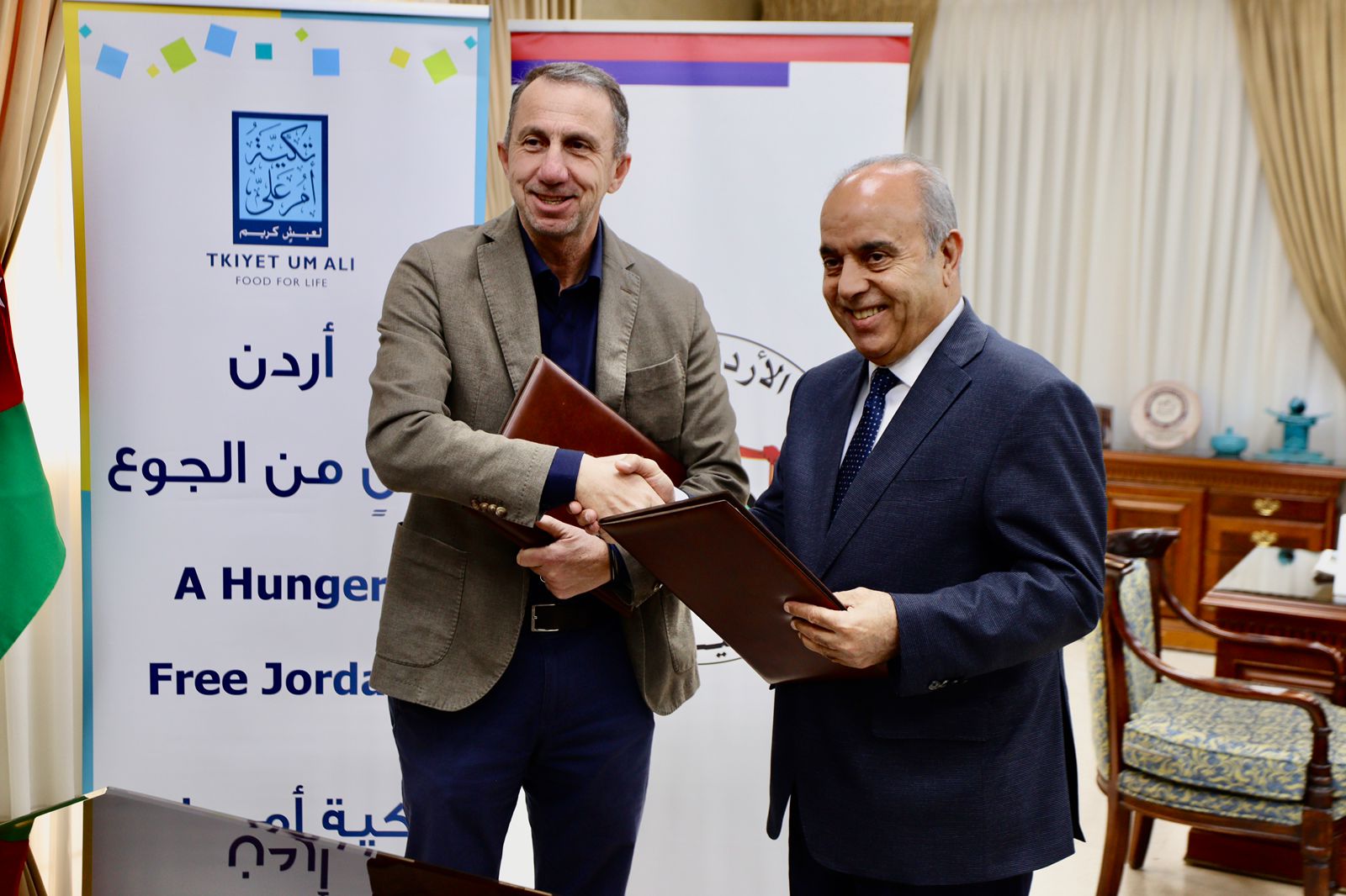 تكية أم علي تتعاون مع التربية لدعم برنامج التغذية المدرسية في 3 محافظات