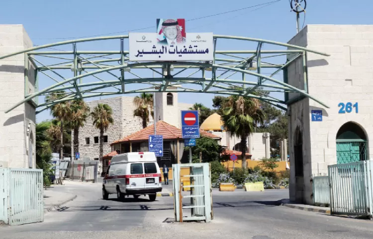 البرد القارس يُرهق أهالي المرضى في مستشفى البشير