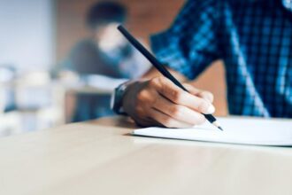 طلبة تكميلي التوجيهي يتقدمون لامتحان الرياضيات اليوم