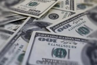 الدولار الأمريكي يتجه لأسوأ أداء سنوي منذ نحو عقد وسط تحولات عميقة في الأسواق العالمية