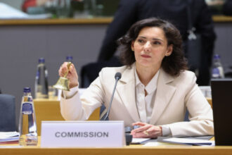 المفوضة الأوروبية: قيود إسرائيل على المنظمات الإنسانية في غزة تهدد وصول المساعدات المنقذة للحياة