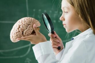 مفاجأة علمية: دماغ الإنسان يبقى “مراهقًا” حتى أوائل الثلاثينيات
