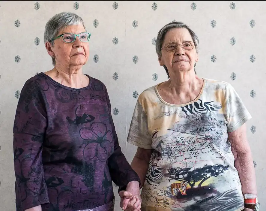 رحيل آخر ناجيات توائم ديون… نهاية قصة إنسانية نادرة في التاريخ