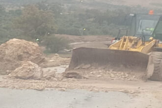 انهيارات صخرية تغلق طرقًا رئيسية في الكرك وتحذيرات للمواطنين