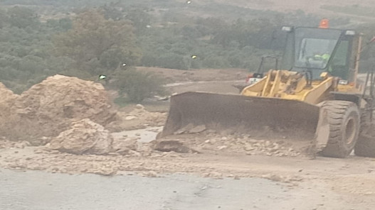 انهيارات صخرية تغلق طرقًا رئيسية في الكرك وتحذيرات للمواطنين