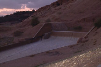 سد وادي شعيب يبدأ الإفاضة بعد امتلائه بمياه الأمطار