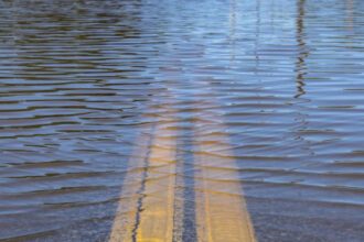 أمانة عمّان تتعامل مع تجمع مياه الأمطار في جنوب العاصمة