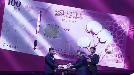 الرئيس السوري وحاكم المصرف المركزي يكشفان عن العملة الجديدة
