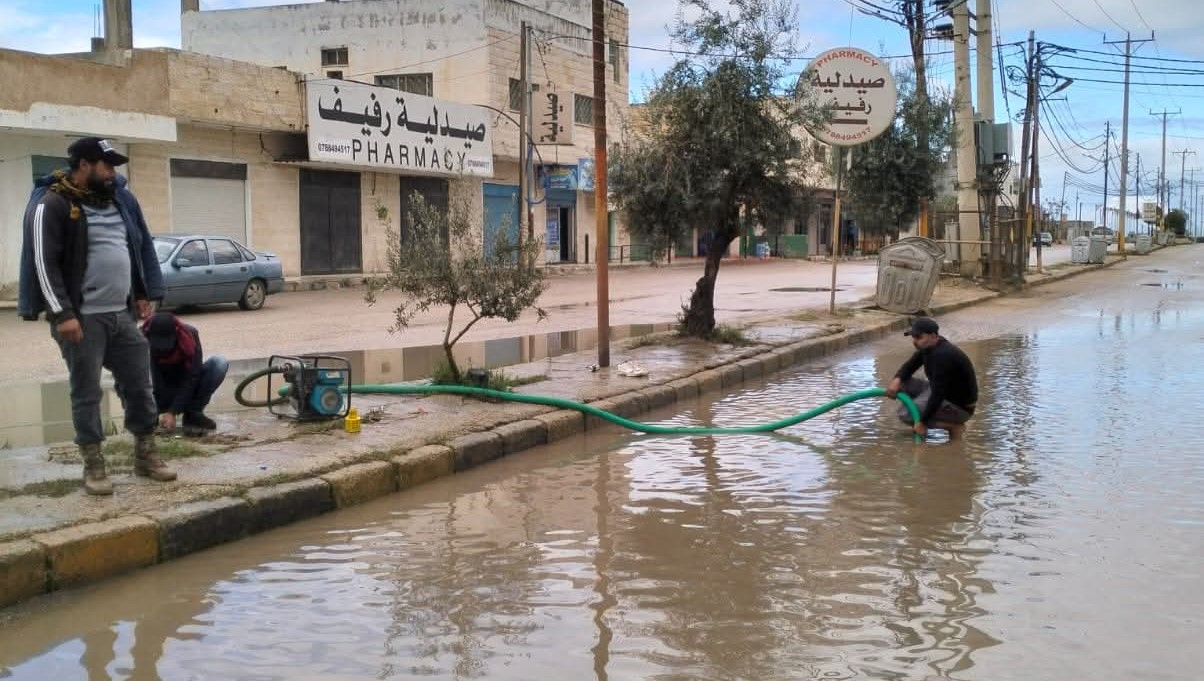 كوادر بلدية الطيبة تواصل شفط مياه الأمطار لضمان حركة المرور