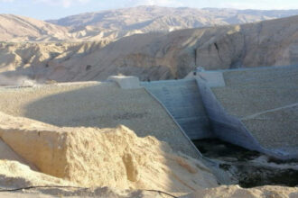 سد بن حماد بالكرك يوشك على الإفاضة وتحذيرات من السيول في جنوب المحافظة