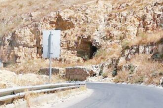 إعادة فتح طريق وادي شعيب - السلط بعد معالجة الانهيارات الأرضية