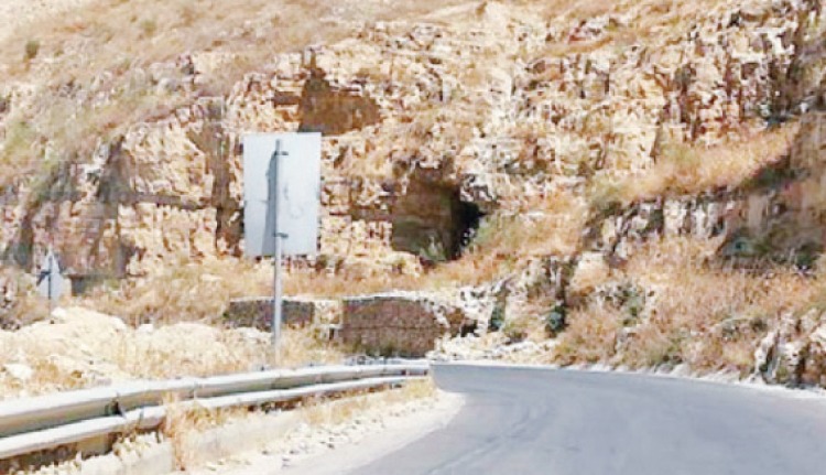 صورة حول : إعادة فتح طريق وادي شعيب - السلط بعد معالجة الانهيارات الأرضية إعادة فتح طريق وادي شعيب - السلط بعد معالجة الانهيارات الأرضية