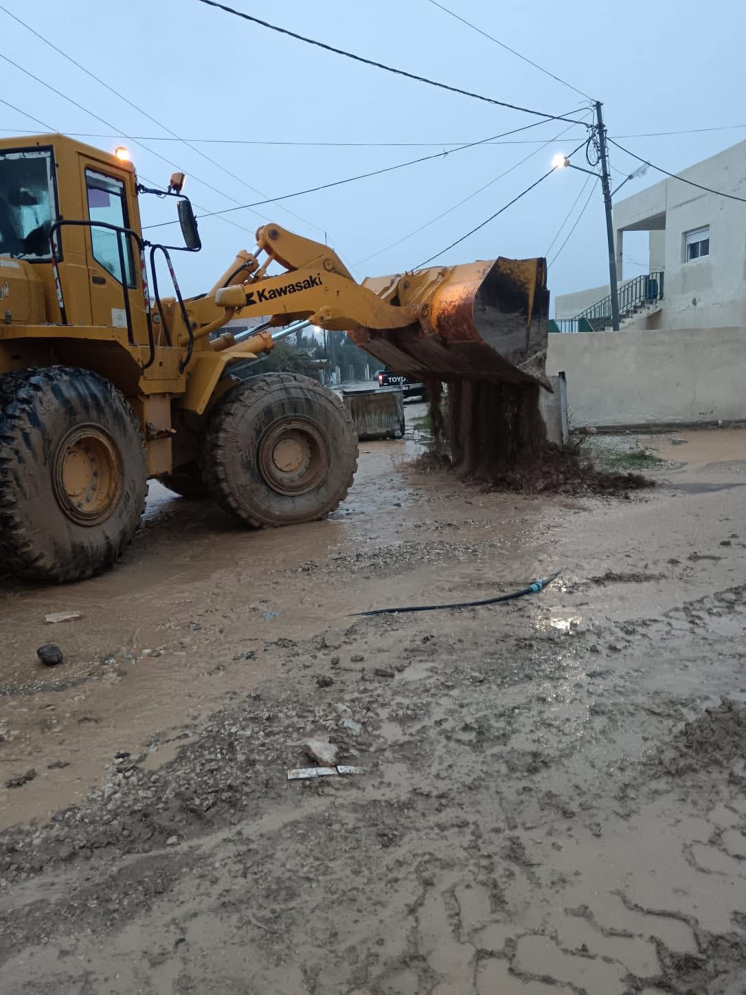 بلدية شيحان تتعامل مع حالات غرق منازل في منطقة الياروت جراء الأمطار