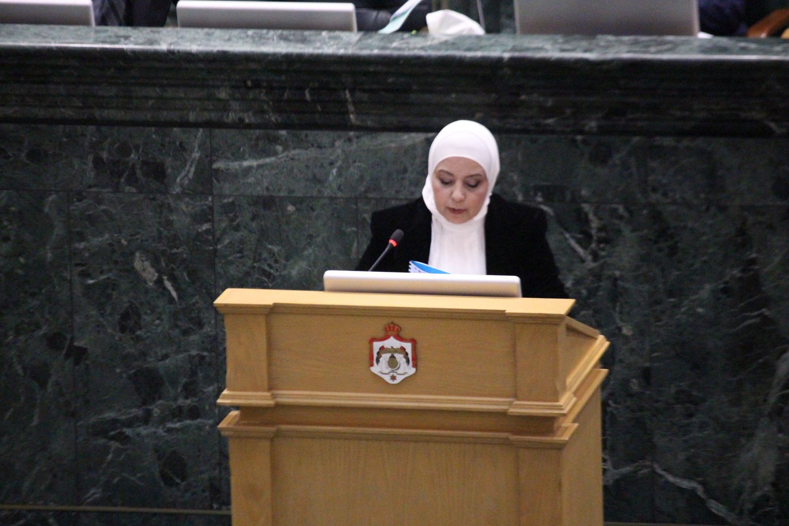 النائب العبادي تفتح النار على أمانة عمان وتتبنى قضية التقاعد "فيديو"