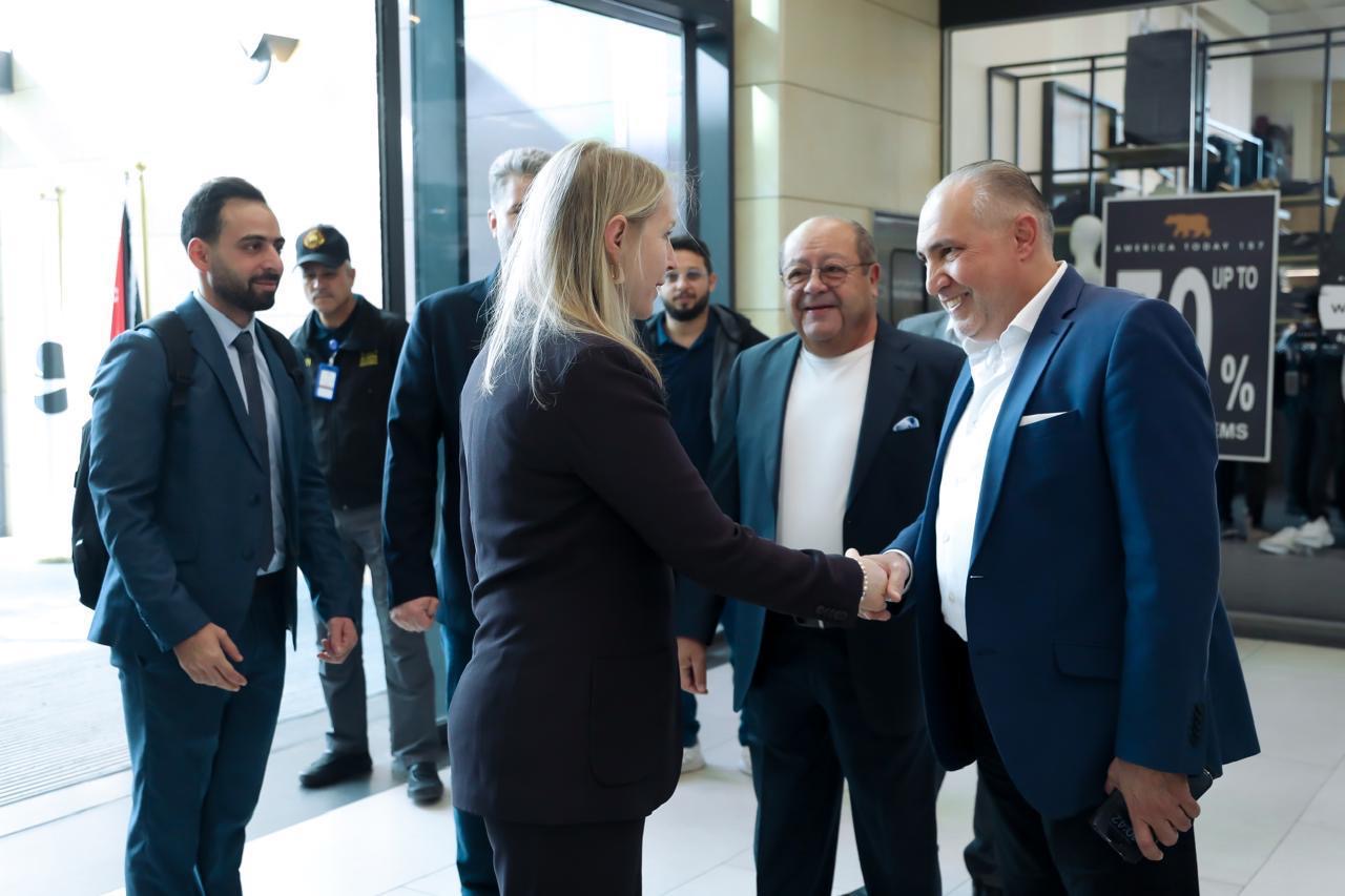 السفيرة الهولندية تزور العقبة وتطّلع على تجربة "النافورة مول"في المباني الخضراء