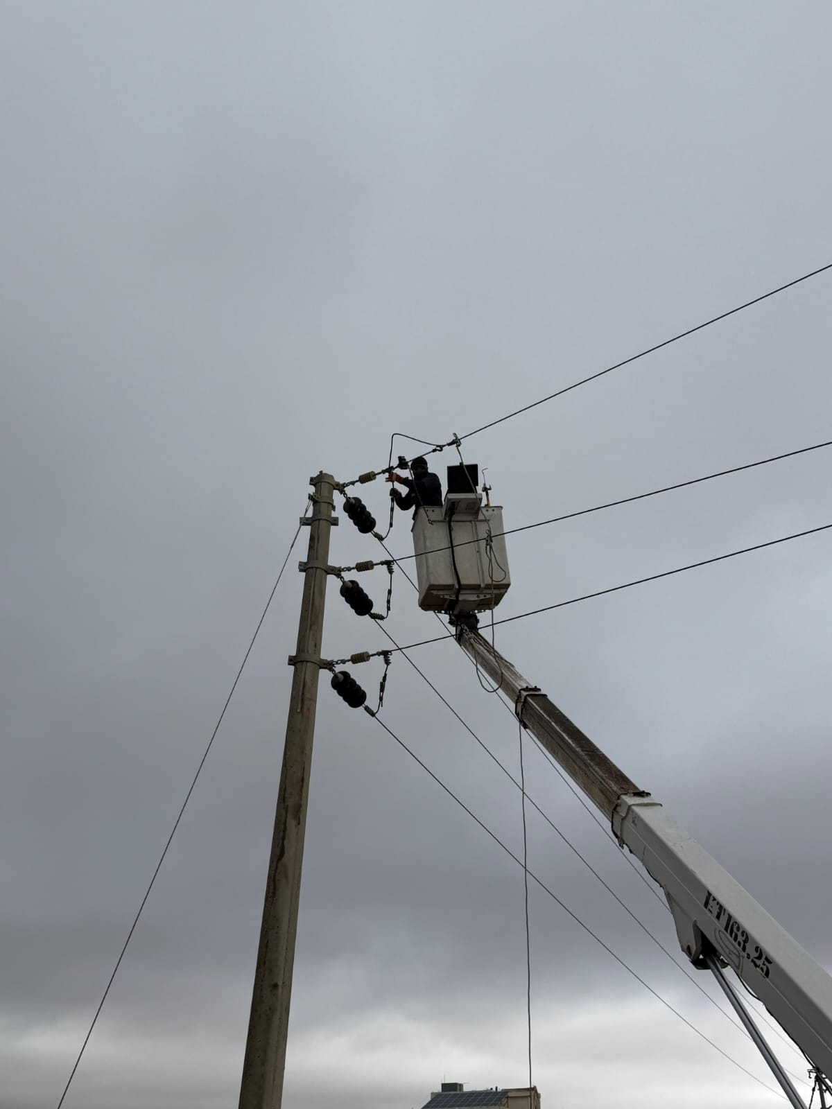 شركة توزيع الكهرباء تعالج تداعيات الأمطار بزمن قياسي .. فيديو وصور