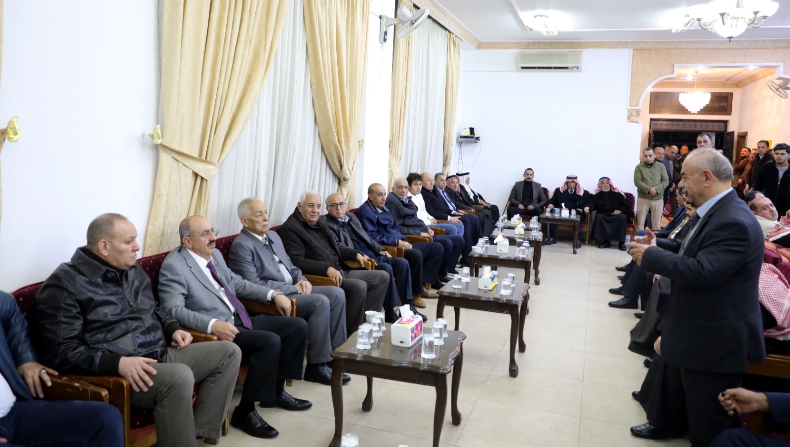 صورة حول : *مندوبا عن الملك وولي العهد.. العيسوي يعزي العجارمة والعمايرة والرحامنة والنجار وأبو حسان* *مندوبا عن الملك وولي العهد.. العيسوي يعزي العجارمة والعمايرة والرحامنة والنجار وأبو حسان*