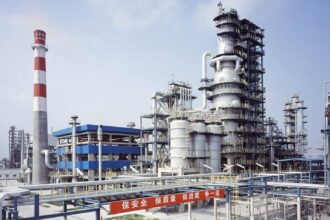 المخزون النفطي العائم في آسيا يتراجع تدريجيًا