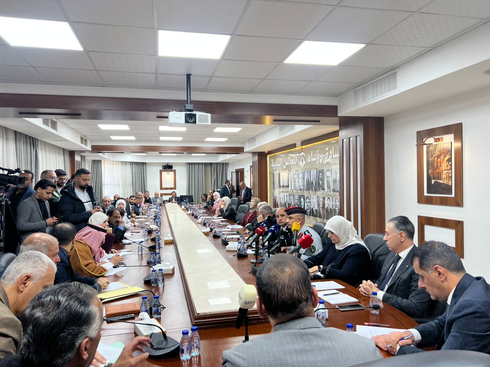 صورة حول : إغلاق الاجتماع النيابي حول مدافئ “الشموسة” أمام الإعلام إغلاق الاجتماع النيابي حول مدافئ “الشموسة” أمام الإعلام