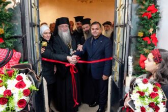 مندوبًا عن وزير السياحة والآثار أمين عام الوزارة الخضير يضيء شجرة عيد الميلاد في تل إربد