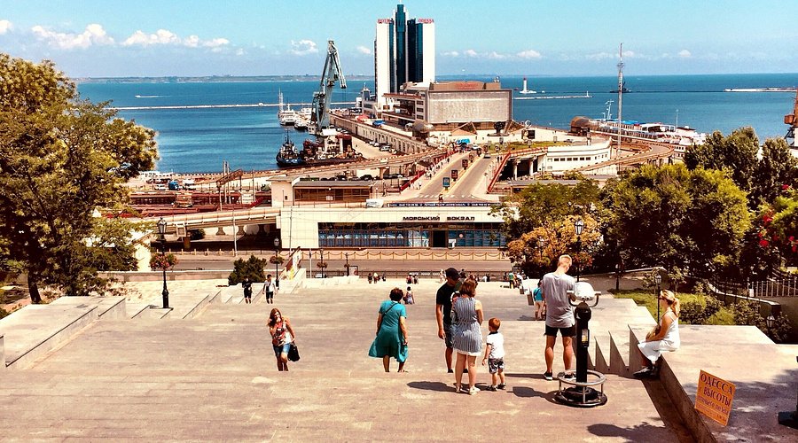 صاروخ روسي يسقط في أوديسا ويوقع قتلى وجرحى