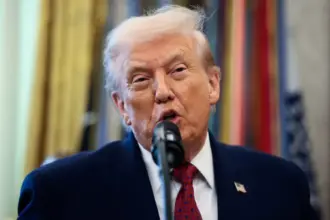 ترامب يوسّع قيود دخول الأجانب إلى أمريكا