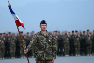 سياسي فرنسي :الجيش الفرنسي بأكمله يمكن إيواؤه في ملعب كرة قدم