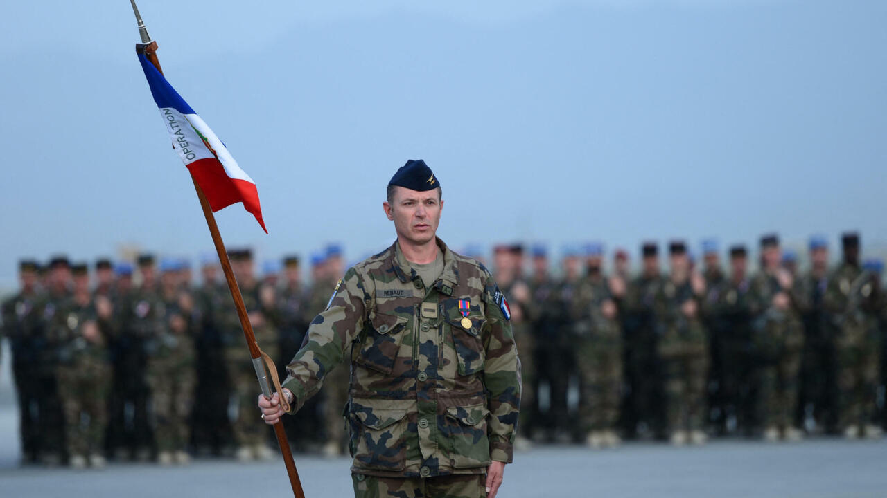 سياسي فرنسي :الجيش الفرنسي بأكمله يمكن إيواؤه في ملعب كرة قدم