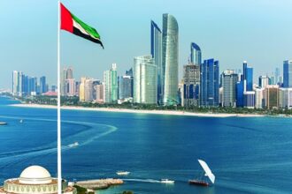 الإمارات تخفض سن الرشد