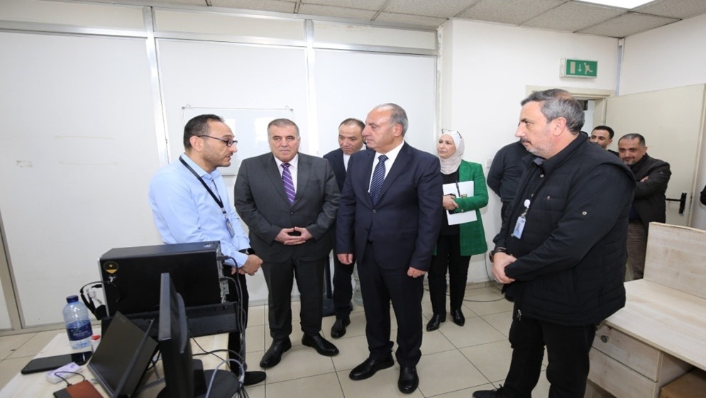 صورة حول : الشواربة يؤكد على تحسين الخدمات الإلكترونية وتفعيل الخصومات والتسهيلات الشواربة يؤكد على تحسين الخدمات الإلكترونية وتفعيل الخصومات والتسهيلات