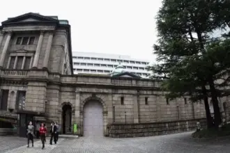 المركزي الياباني يثبت الفائدة ويرفع توقعاته