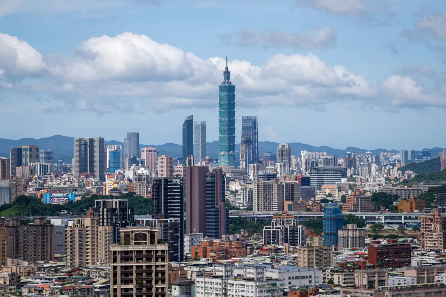 رئيس تايوان يتعهد بالدفاع عن سيادة الجزيرة