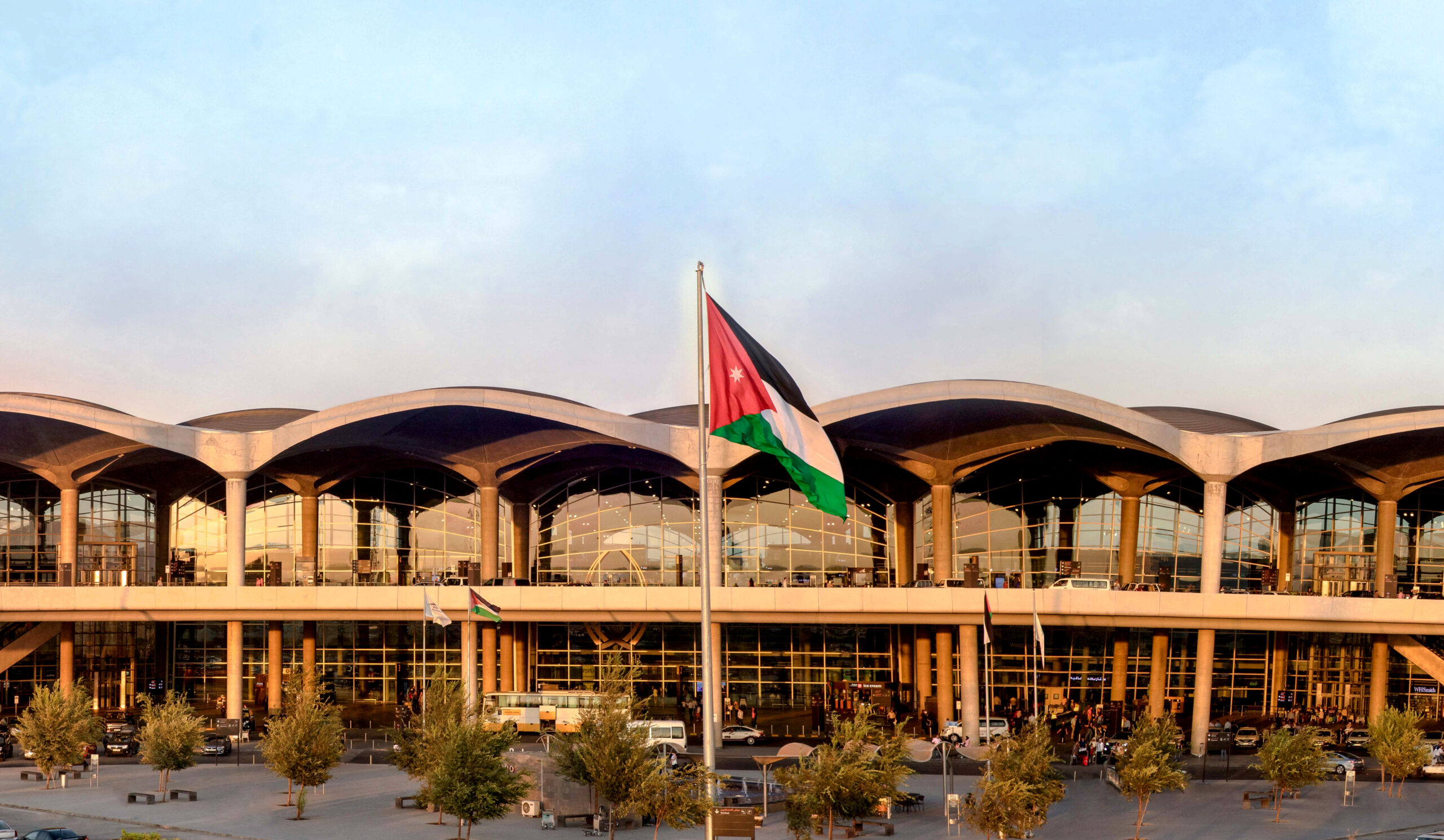 صورة حول : مطار الملكة علياء الدولي يختتم 2025 بأرقام قياسية مطار الملكة علياء الدولي يختتم 2025 بأرقام قياسية